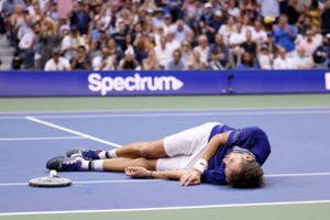 Po triumfo prieš N. Džokovičių – greitai pasaulį apskrieję Rusijos tenisininko veiksmai: „Legendos supras“