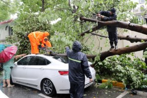 Taifūnas artėja prie Šanchajaus: sustabdyti skrydžiai, evakuota tūkstančiai žmonių