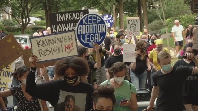 Demonstrantų protestai po teisėjo namų langais: nesutiko su sprendimu dėl aborto