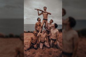 Provokuojanti vyrų fotosesija Nidoje: drabužius nusimetė dėl svarbaus tikslo