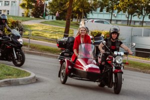 „Ladies Go“ lenktynėse buvo visko: nuo elektromobilyje skraidžiusių daiktų iki aistrų cunamių