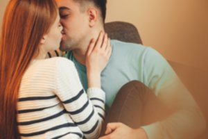 Vakarėlyje užmigęs vaikinas neįtarė, ką su jo draugu darė mylimoji