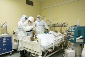 Lietuvoje – didelis koronaviruso atvejų šuolis: užsikrėtė 1298 asmenys, iš 16 mirusių – net 13 neskiepytų 