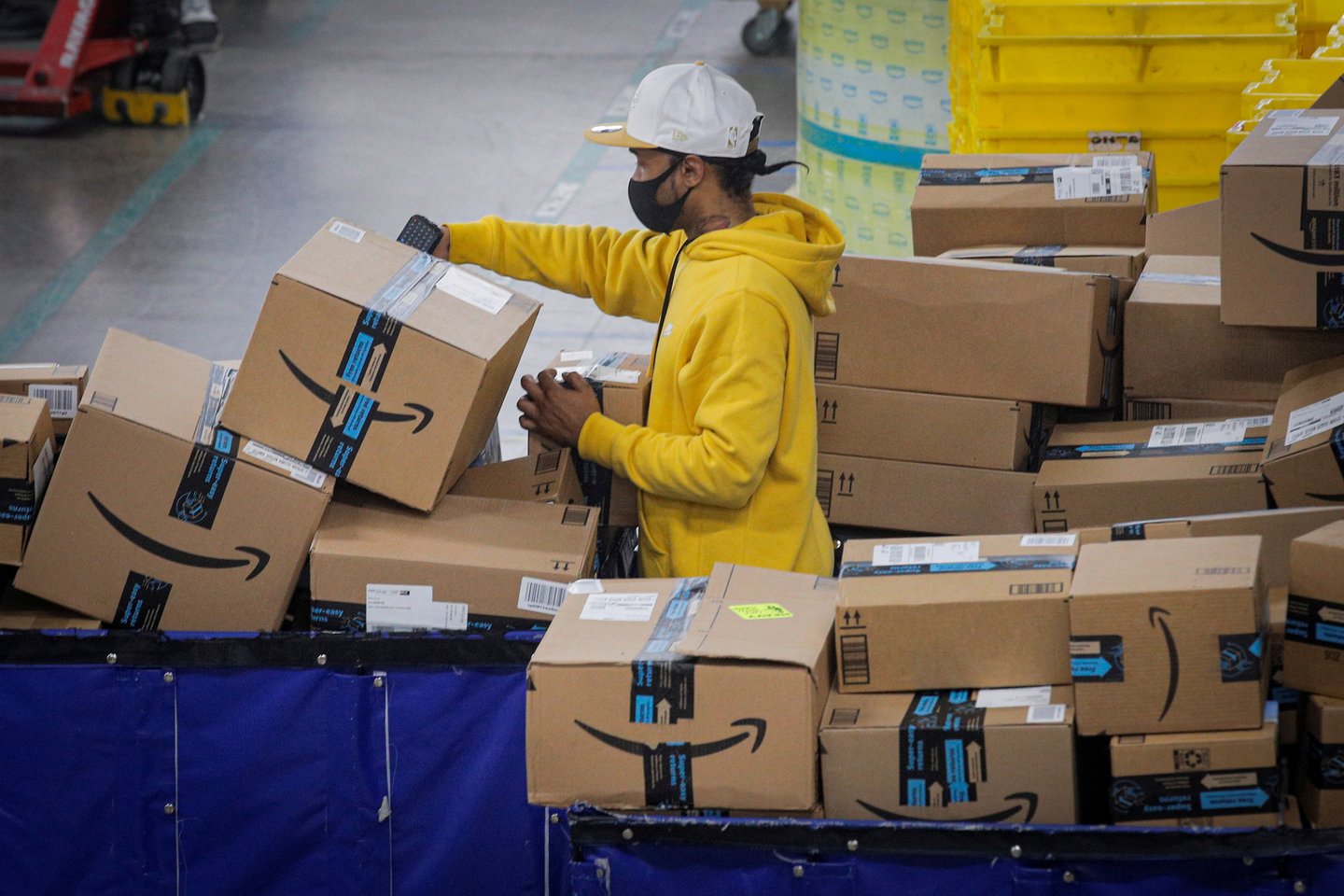 „Amazon“ planuoja JAV pasamdyti dar 125 tūkst. darbuotojų.<br>Reuters/Scanpix nuotr.