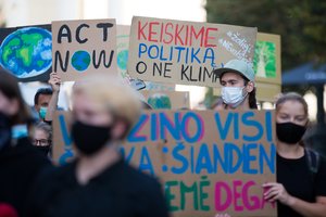 Tyrimas atskleidė, kad jaunimas jaudinasi dėl klimato kaitos: dalis dėl to net nesiryžta turėti vaikų