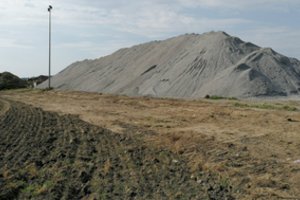 Tūkstančiai tonų pelenų ir šlako atliekų taps žaliava keliams ir pamatams