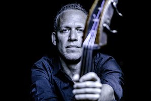 Jubiliejinį „Vilnius Mama Jazz” atidarys pasaulinė kontraboso žvaigždė Avishai Cohenas