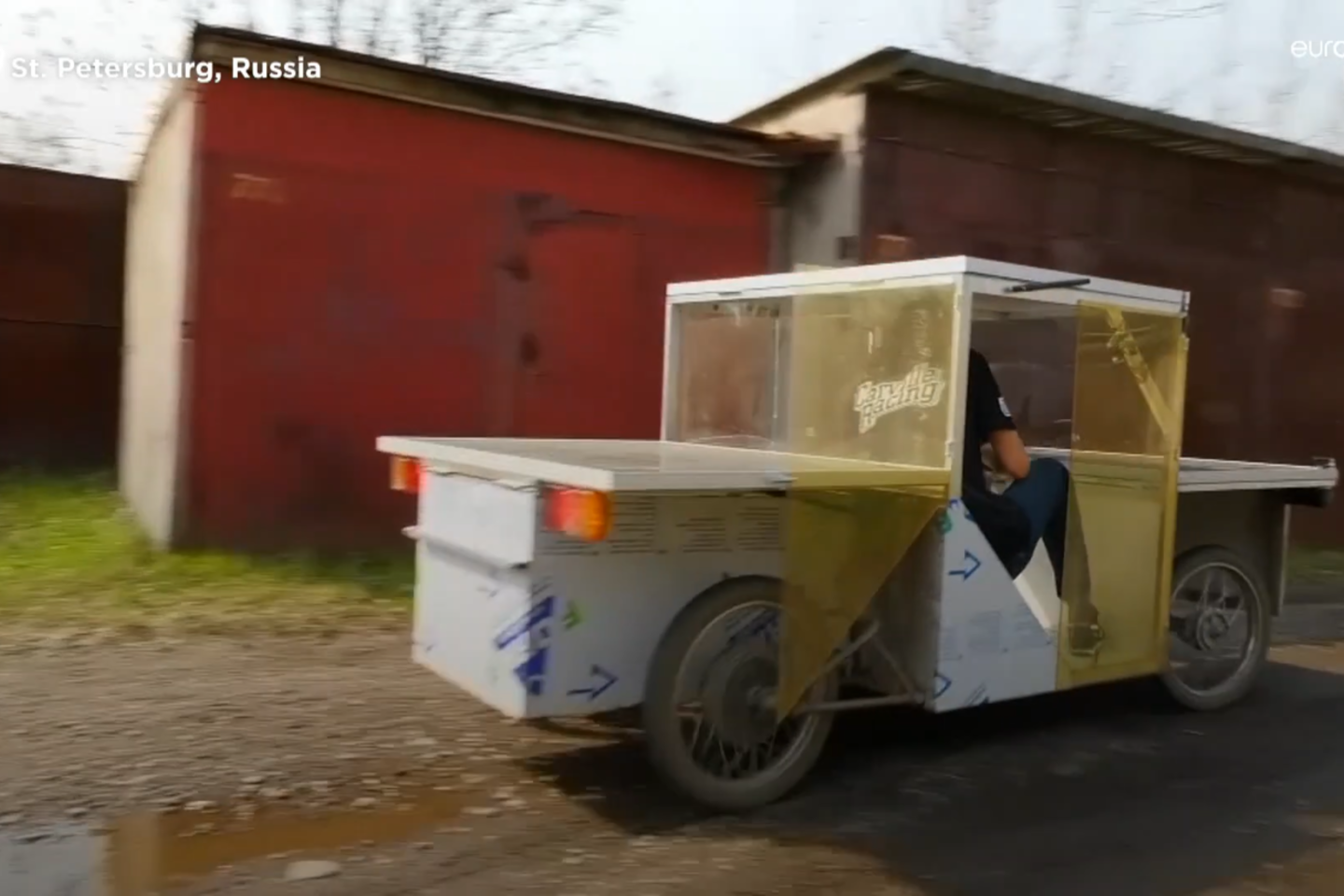 Jaunas rusas Nikita Poddubnovas sukonstravo saulės energija varomą transporto priemonę.<br>Stop kadras