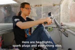 Rusas neatsilieka nuo E. Musko: pavydėdamas kolegoms, pats sukonstravo savo elektromobilį