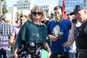 Po riaušių prie Seimo A. Astrauskaitei leista rengti naują mitingą Vilniuje