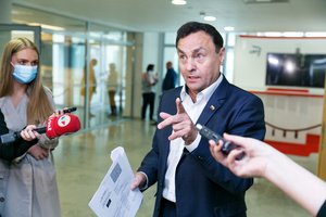 Po COVID-19 diagnozės P. Gražulis sugrįžo: kad nebeserga, sužinojo jau būdamas Seime, mosavo „žaliuoju pasu“