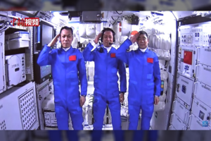 Kinijos astronautai iš kosminės stoties grįžta į Žemę