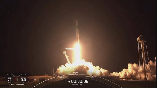 Istorinė akimirka: „SpaceX“ surengė pirmą civilių įgulos skrydį į Žemės orbitą