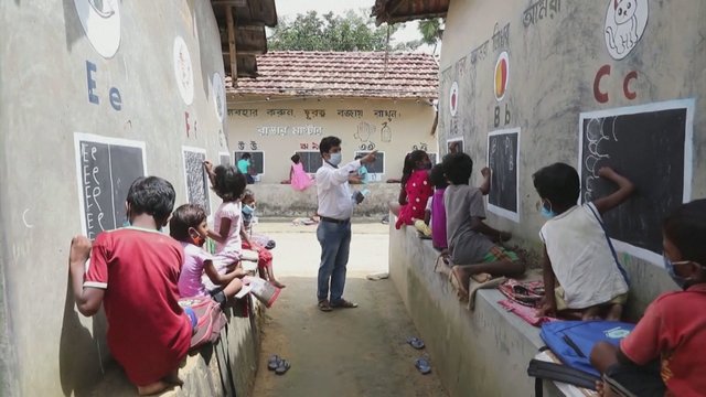 Toks atsidavimas atima žadą: Indijos mokytojas kaimo gatves pavertė vaikų klasėmis