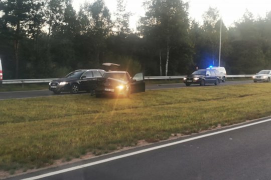 Sostinėje automobilis susidūrė su žoliapjove, sužalotas jos vairuotojas