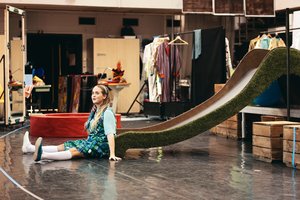 Operos „Alisa stebuklų šalyje“ kostiumai: nuo veidrodinio Triušio iki paslaptingo Katino