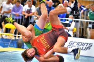 Geriausioje rugpjūčio mėnesio sporto nuotraukoje – imtynininkų skrydis