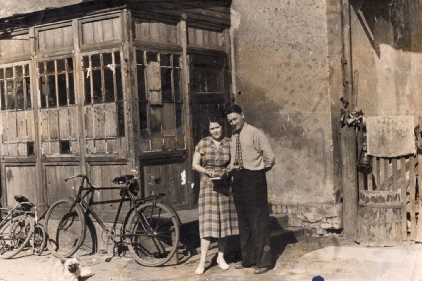 Prie Liepų g. 75-ojo namo buvo ir veranda. Nuotraukoje prie jos stovi E. Koševoj senelių draugai, Einoriai. 6-ojo deš. pabaiga arba 7-ojo pirma pusė.<br>E.Koševoj asmeninio albumo nuotr.