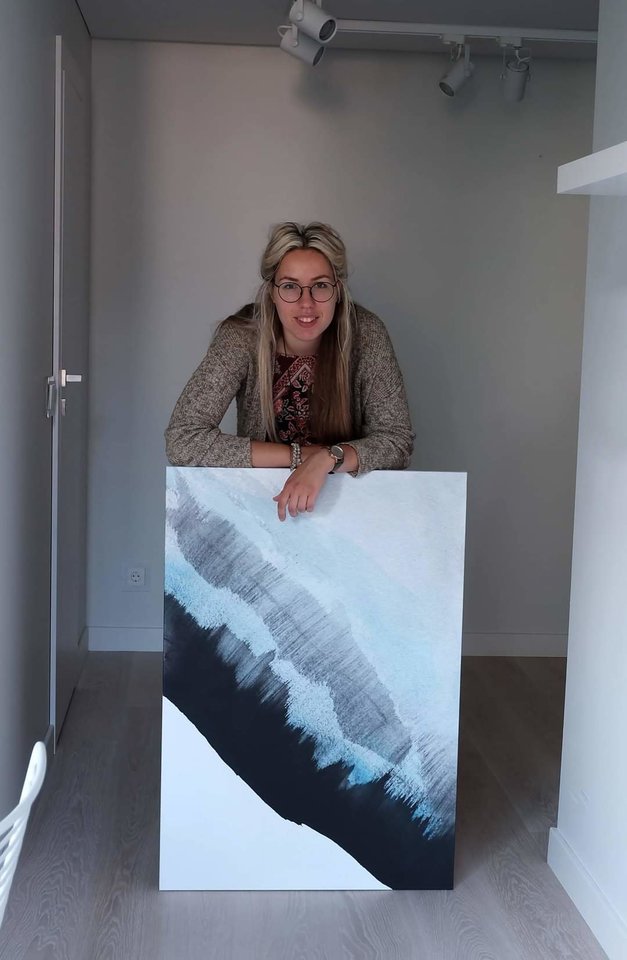  Jaunosios kartos tapytoja Rūta Kučinskaitė, socialinėje erdvėje dar žinoma kaip Big Coat studio, pristato savo darbų parodą.<br> Asmeninio albumo nuotr.