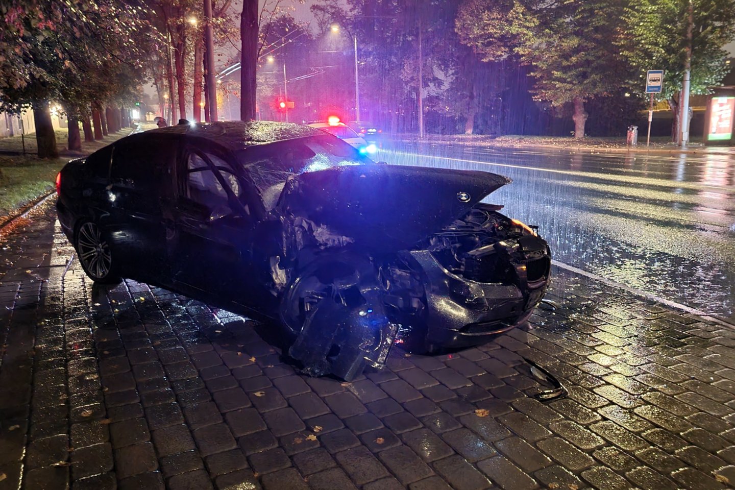  Girto BMW vairuotojo pasivažinėjimas Vilniuje baigėsi nelaime: taranavo troleibusą.<br> A.Vaitkevičiaus nuotr.