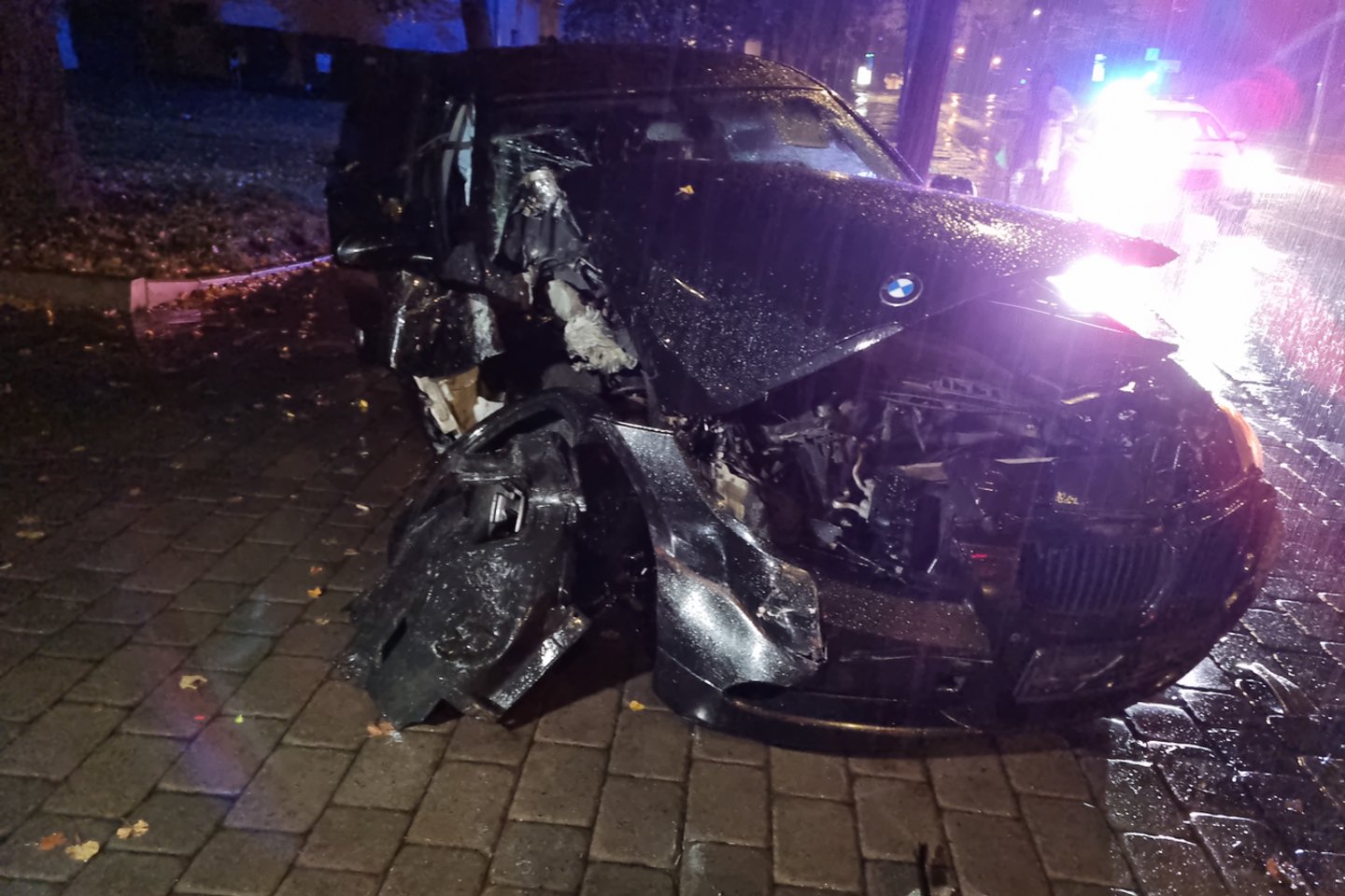  Girto BMW vairuotojo pasivažinėjimas Vilniuje baigėsi nelaime: taranavo troleibusą.<br> A.Vaitkevičiaus nuotr.