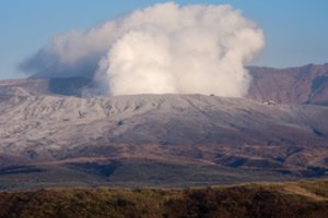 Japonijoje po ugnikalnio išsiveržimo paskelbtas įspėjimas