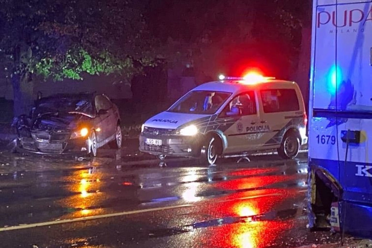  Girto BMW vairuotojo pasivažinėjimas Vilniuje baigėsi nelaime: taranavo troleibusą.<br> D.Dabulskio nuotr.
