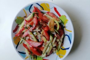 Paprastos daržovių salotos patiks ir sveikuoliams, ir gurmanams