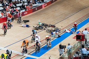 5 įdomūs faktai apie dviračių treką: važiavimas susikibus rankomis ir dviračiai be stabdžių