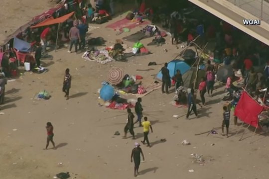 Tūkstančiai migrantų būriuojasi po Teksaso tiltu: trūksta maisto ir vandens, kepina karštis