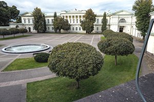 Prezidentūrą apspito triukšmingi kaimynai: persikraustė iš parko