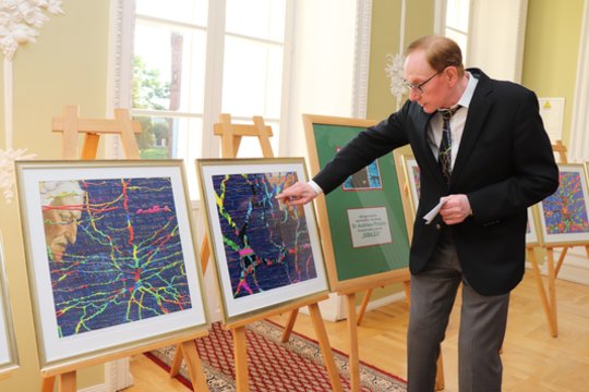 Neurologas ir menininkas savo jubiliejaus proga į tėvų gimtinę atvyko su dovanomis