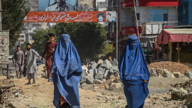 Talibai nurodė į mokyklas grįžti berniukams ir vyrams: mergaičių ir mokytojų padėtis liko neaiški