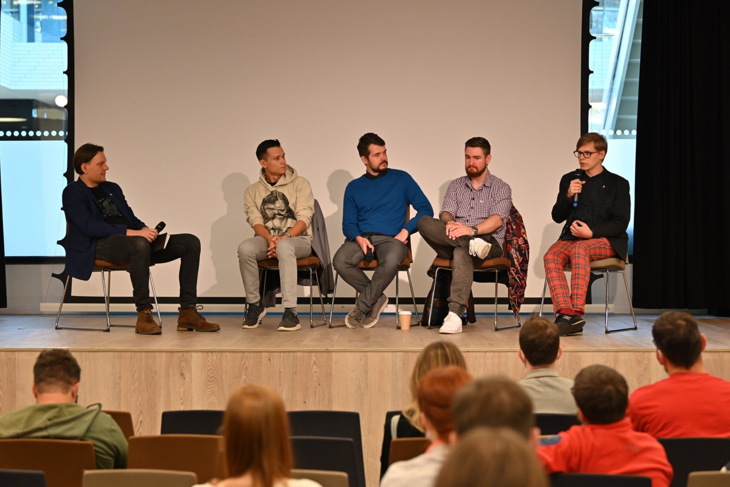 Žaidimų kritikas ir žurnalistas A. Rumiancevas diskusijos metu taip pat kalbino žaidimų kūrėjus, kurie papasakojo kaip įgyvendinti savo svajonę – sukurti kompiuterinį žaidimą.<br> Nailio Garejevo nuotr.