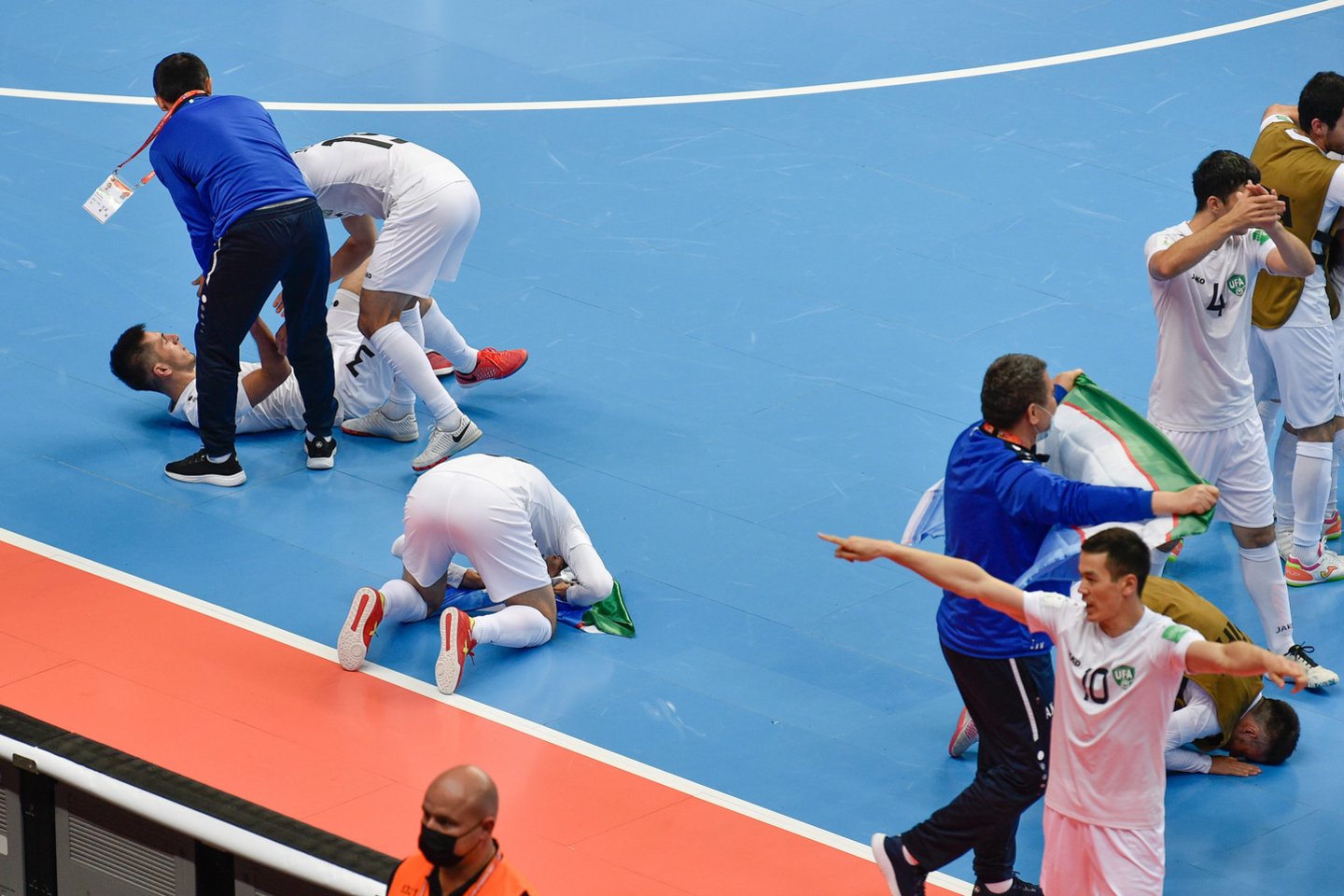  Uzbekistano futsal rinktinė po dramatiškos kovos įveikė Egiptą.<br> V.Ščiavisnko nuotr.