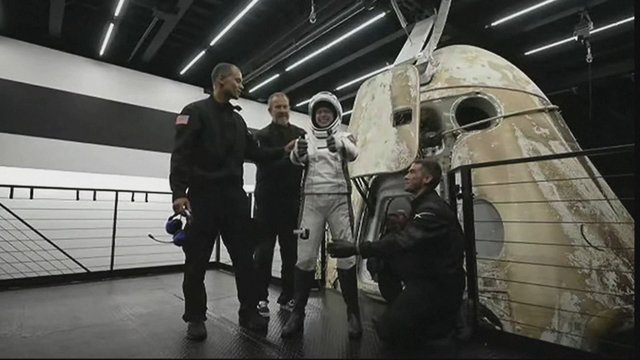 Pamatykite: pirmoji nė vieno profesionalaus astronauto neturėjusi „SpaceX“ įgula sugrįžo į žemę