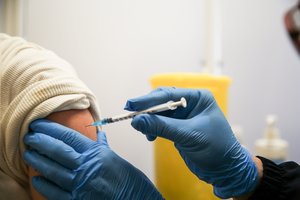 Jungtinėje Karalystėje pradedami siųsti kvietimai skiepytis trečiąja vakcinos doze