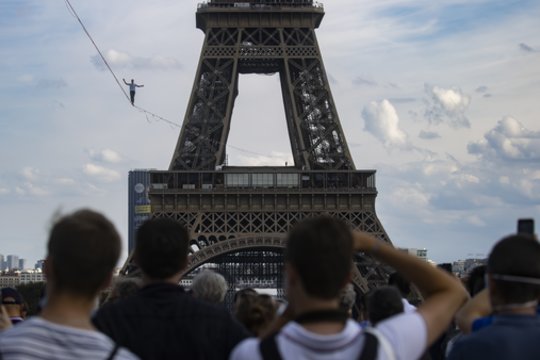 Paryžiuje drąsuolis akrobatas įtemptu lynu kirto Senos upę