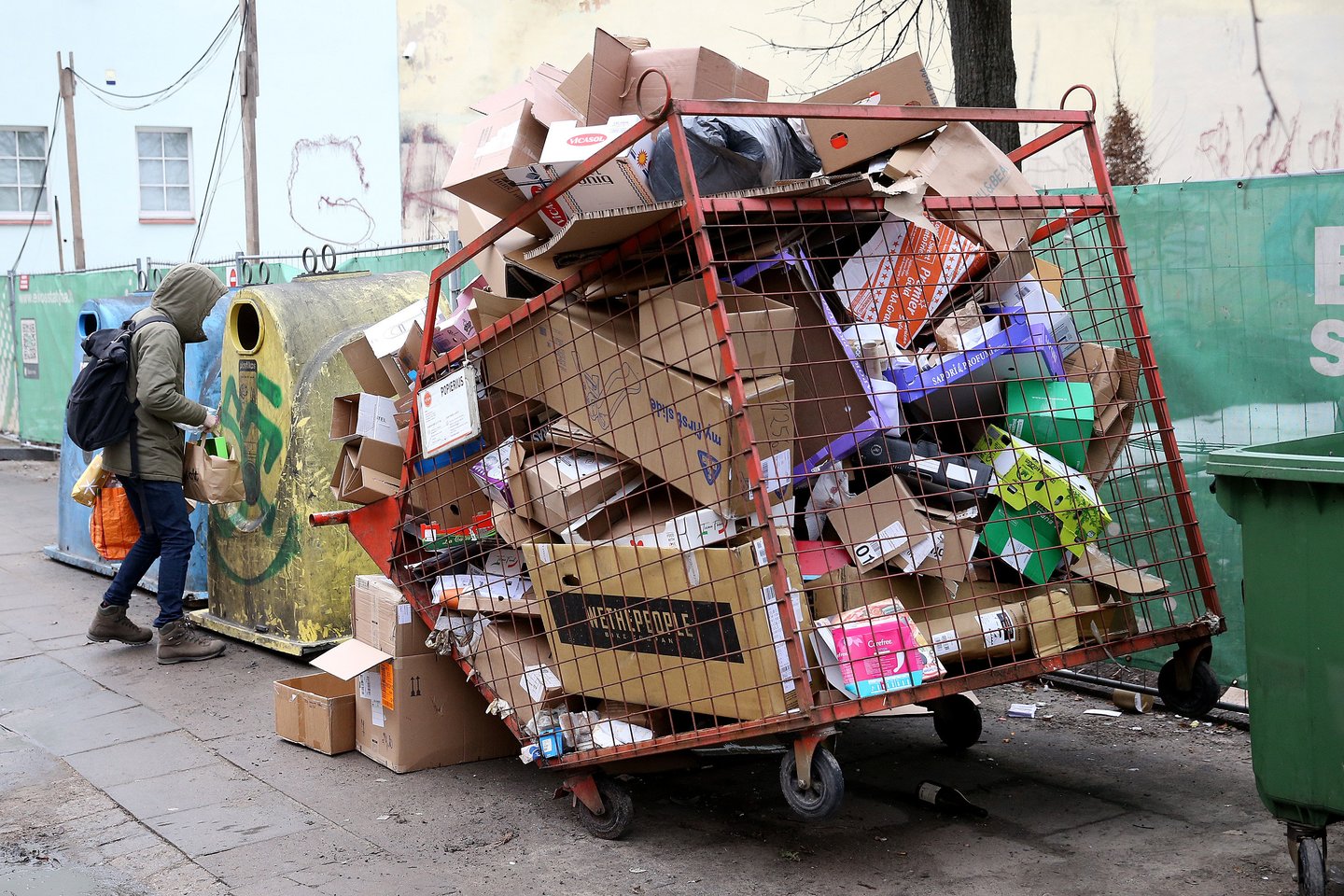 Šiukšlių konteineriai Pylimo gatvėje<br>R.Danisevičiaus asociatyvi nuotr.