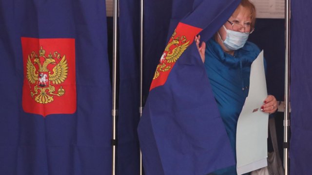 Skaičiuojant Rusijos rinkimų rezultatus užfiksuoti pirmi pažeidimai: dalis jų ir nufilmuota