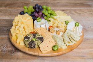 Burnoje tirpstantys sūriai ir idealiai derantys pagardai: kaip sukurti tobulą sūrių lentą