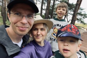 Į netradicinį darželį sūnus leidžianti šeima: tai kaimiškos vaikystės atspindžiai mieste