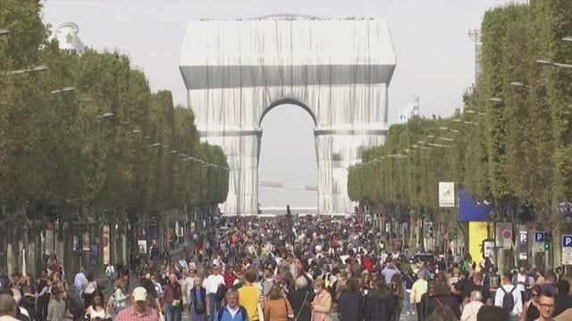 Paryžiuje – diena be transporto priemonių: minios pėsčiųjų susirinko pasigrožėti Triumfo arka