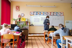 Liūdni mokyklų popieriai: beveik 200 koronaviruso protrūkių, žymiai išaugo vaikų sergamumas