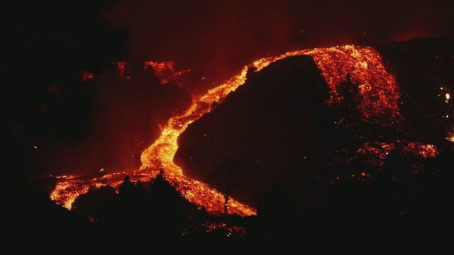 Po La Palmas ugnikalnio išsiveržimo – paspartinta evakuacija: lava pasiekė gyventojų namus