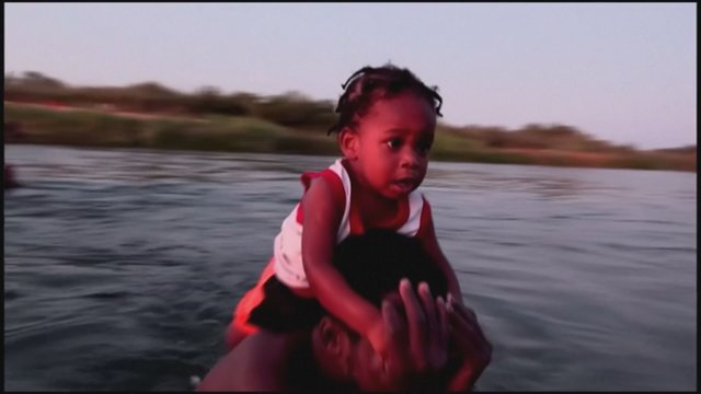 Šimtai migrantų šeimų su mažais vaikais kirto Grandės upę: bėga nuo smurto ir stichinių nelaimių