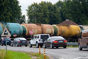 Naftos kainų smukimas įsibėgėjo: kas tam daro didžiausią įtaką