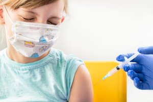 „Pfizer“ skelbia, kad jos vakcina nuo COVID-19 saugi 5–11 metų vaikams