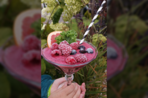 Uogų, obuolių, bananų, apelsinų ir avokadų glotnutis: gardu ir sveika