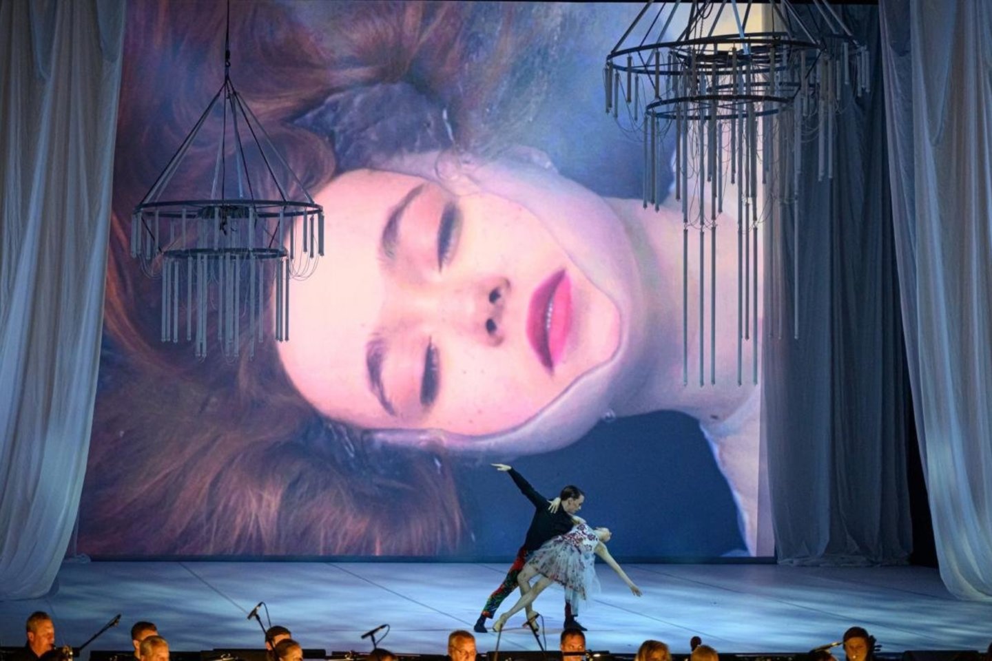 Įspūdingos vizualizacijos įliejo į „Romeo ir Džuljetos“ reginį teatrališkumo. <br> M.Aleksos nuotr.